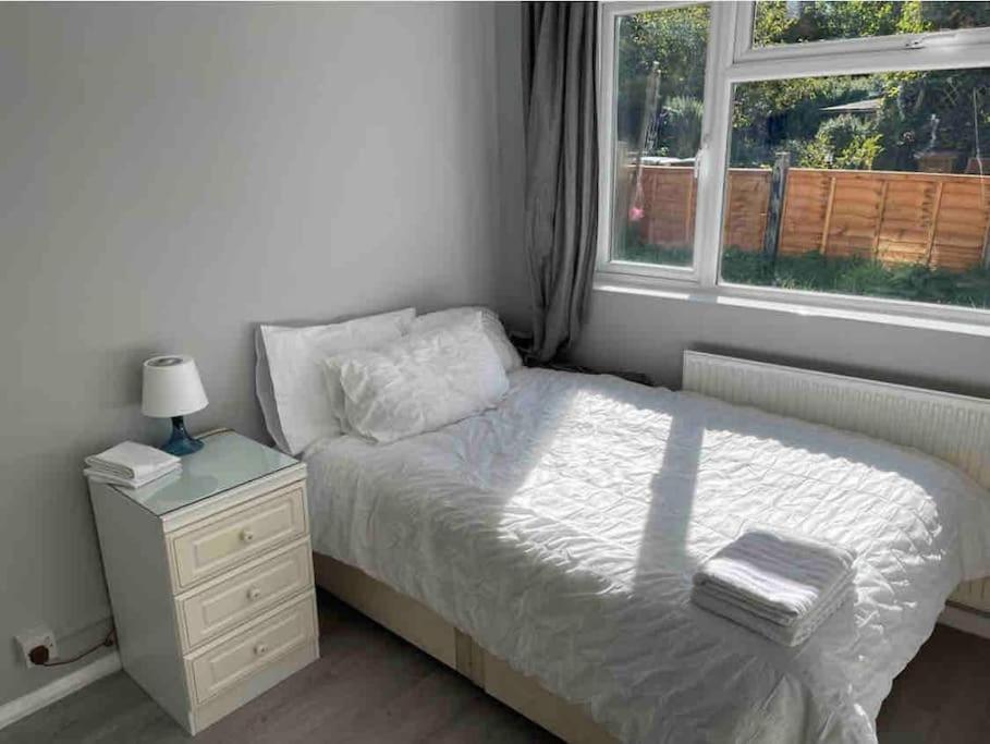 Lovely And Quiet 2 Bedroom Maisonette.Free Parking Лондон Екстериор снимка